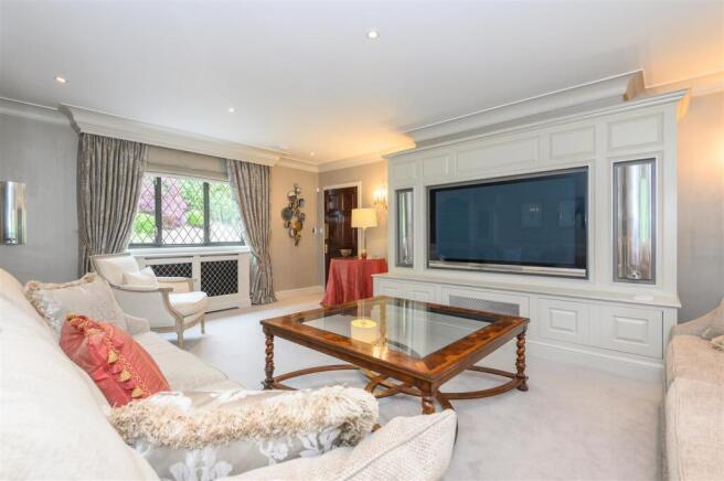 5 bed Detached for sale Image 9