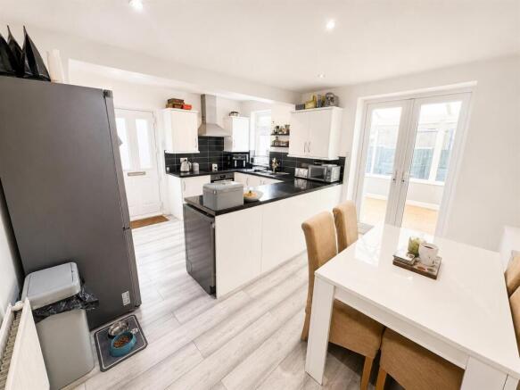 3 bed Semi-Detached for sale Image 6