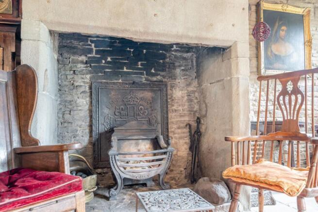 5 bed Detached for sale Image 8