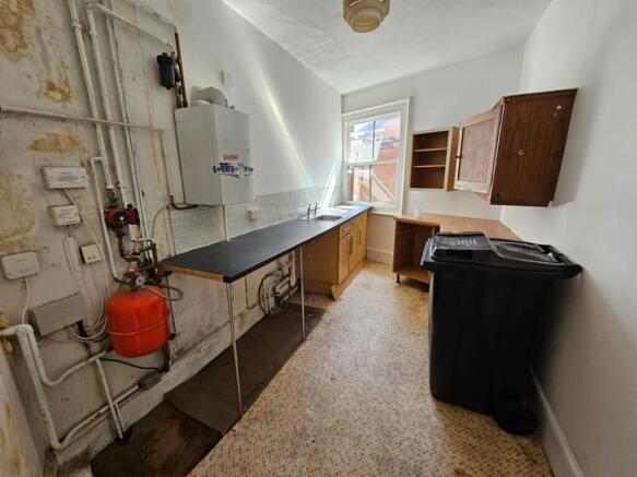 Flat, 33 Market Square, Crewkerne, Somerset TA18 7LP photo 2