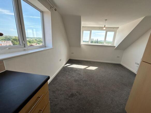 2 bed Apartment to rent Image 4