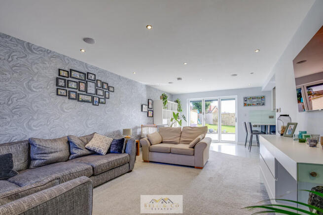 5 bed Detached for sale Image 8