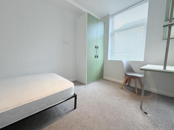 4 bed Terraced to rent Image 3