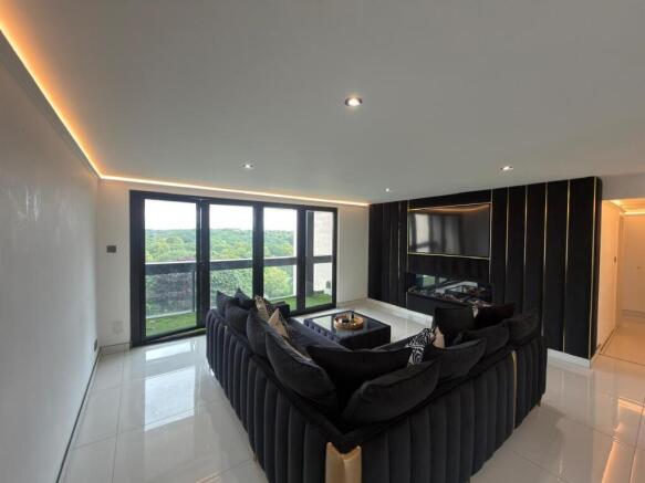 3 bed Apartment to rent Image 2