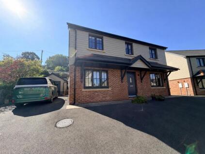 Llys Dolwerdd, Betws, Ammanford