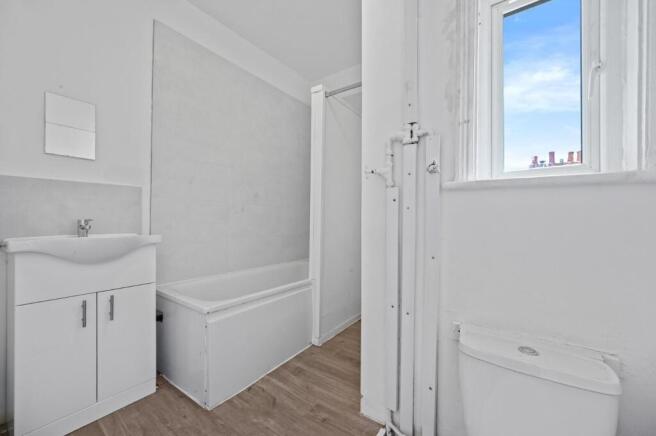 RCREA- 162b teddington highstreet - Bathroom3 (1).