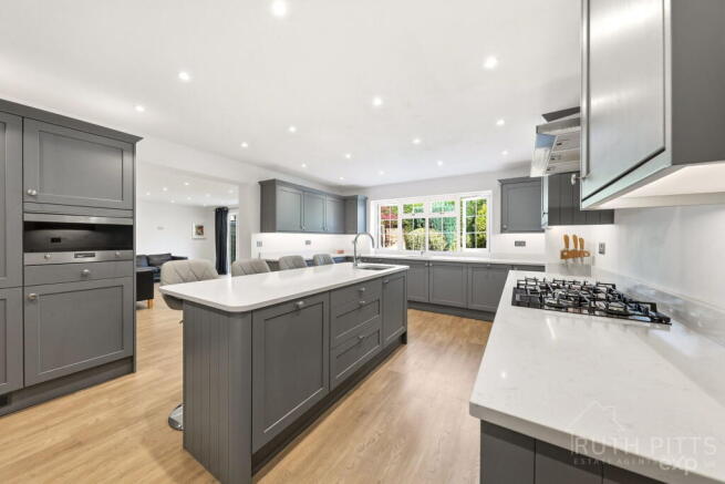 6 bed Detached for sale Image 7