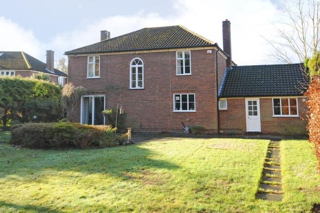 Rear Garden back to House