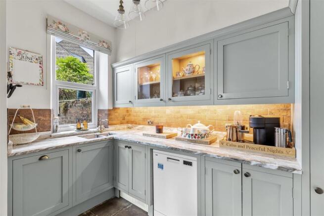 6 bed House for sale Image 8