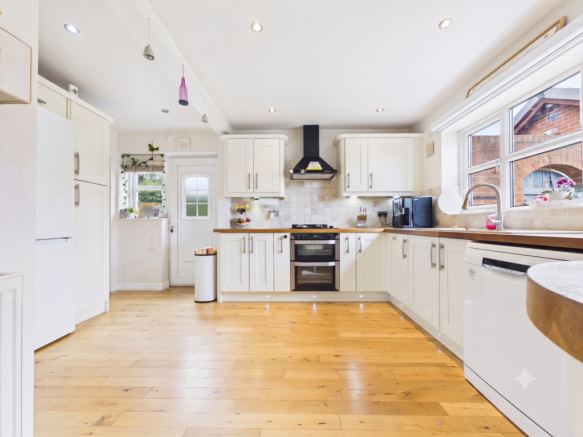 4 bed Detached for sale Image 5