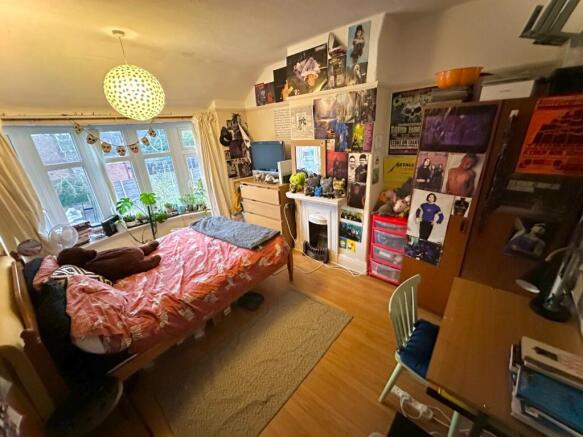 Bright, well-decorated double bedroom with a co...