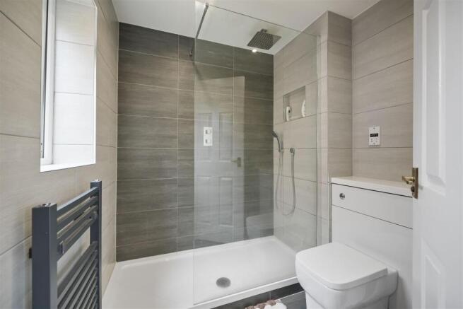 5 bed Detached for sale Image 10