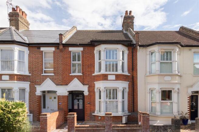 Selwyn Avenue, E4
