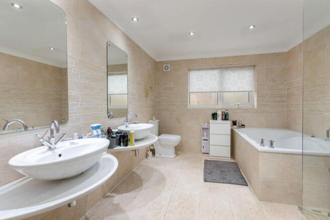 5 bed Detached for sale Image 11