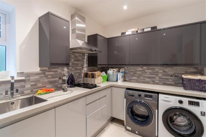 7 bed House to rent Image 8