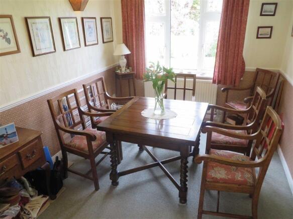 SEPARATE DINING ROOM