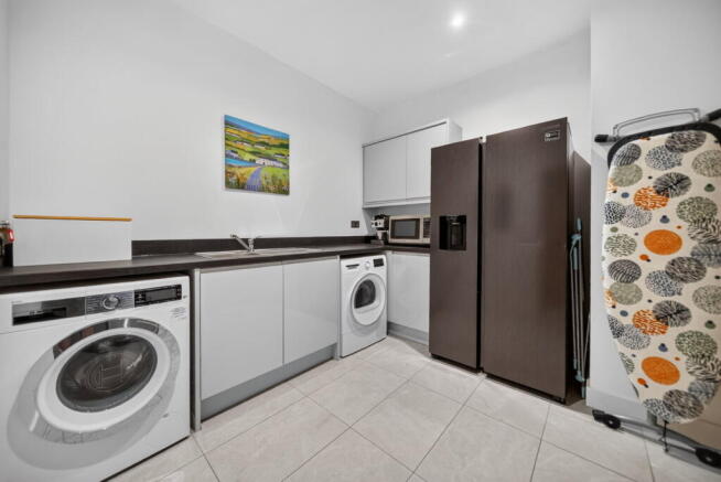 5 bed Detached for sale Image 7