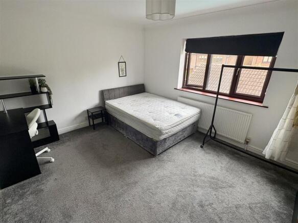 4 bed Detached to rent Image 11