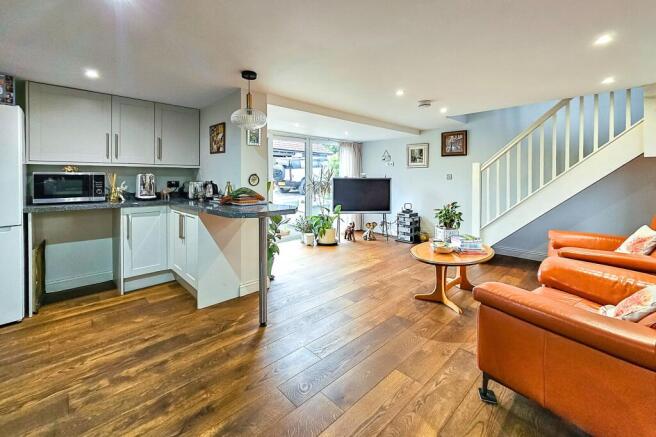 4 bed House for sale Image 6
