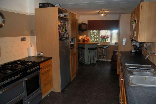 KITCHEN/BREAKFAST AREA