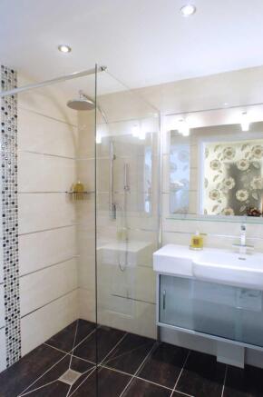 Main Bed ensuite