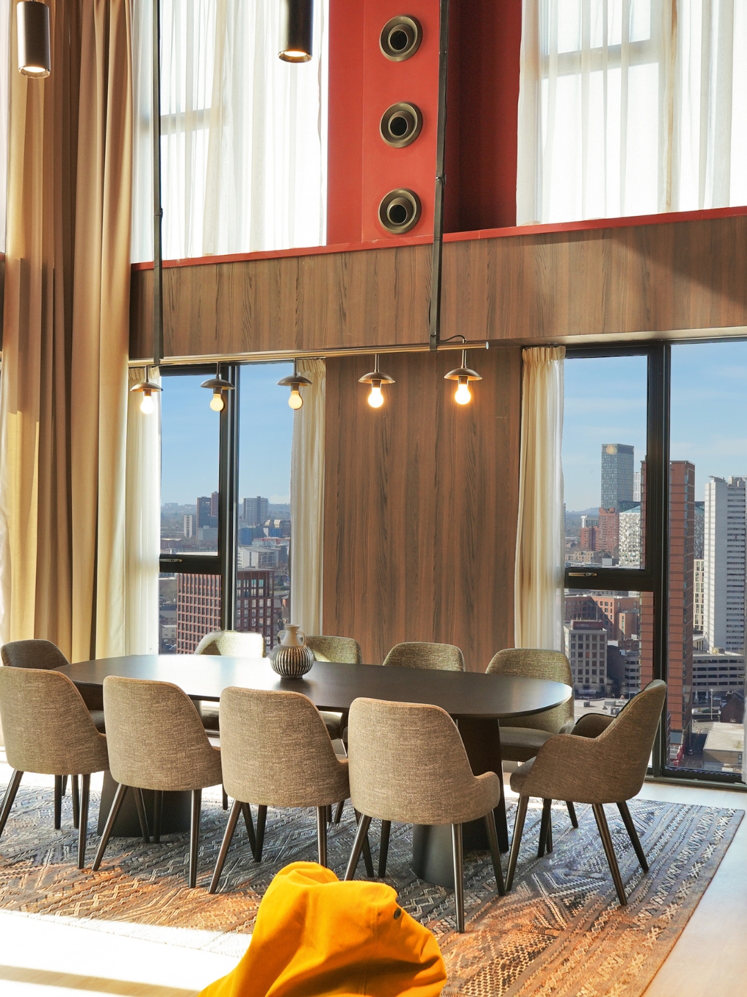 Skylounge with city views