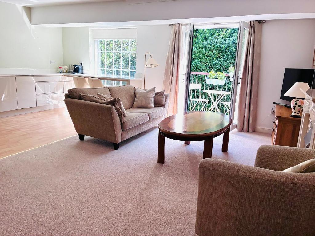 Main image of property: 15 Heath Road, Hale, WA14 2UJ