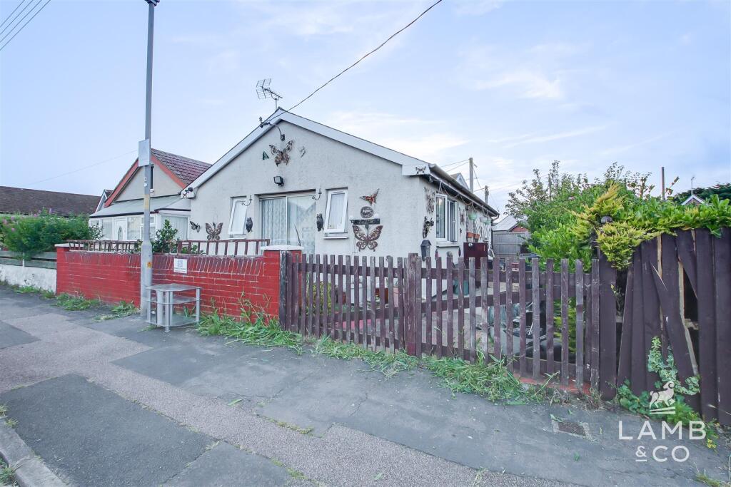 2-bed bungalow on Meadow Way, Jaywick, Clacton-On-Sea, £105,000