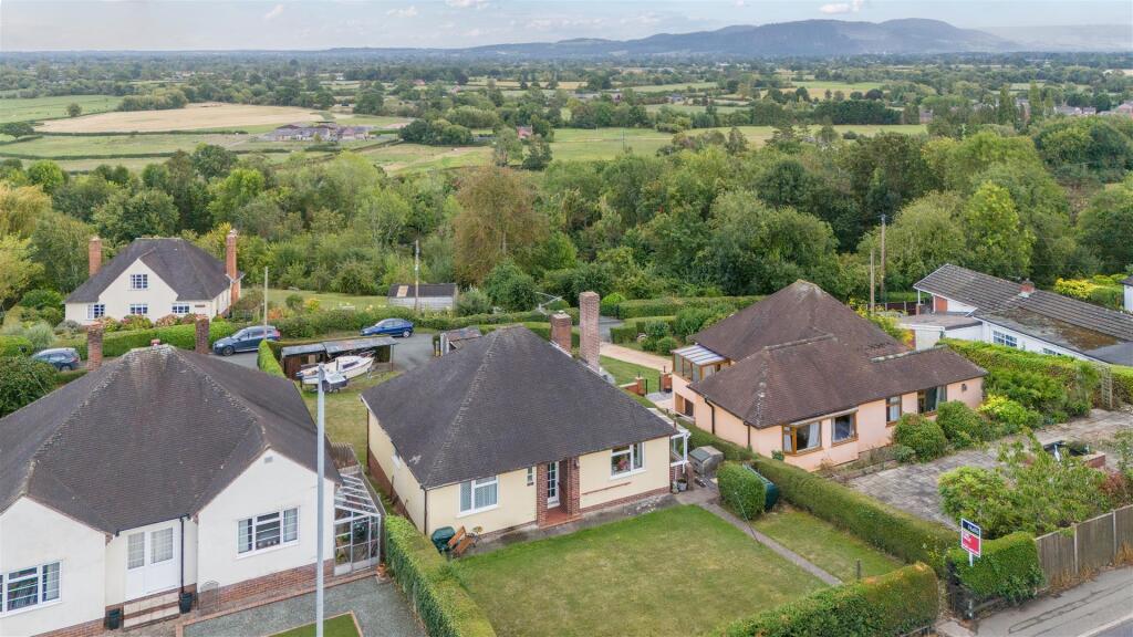 3-bed detached on Rectory Lane, Pant, Oswestry., £285,000