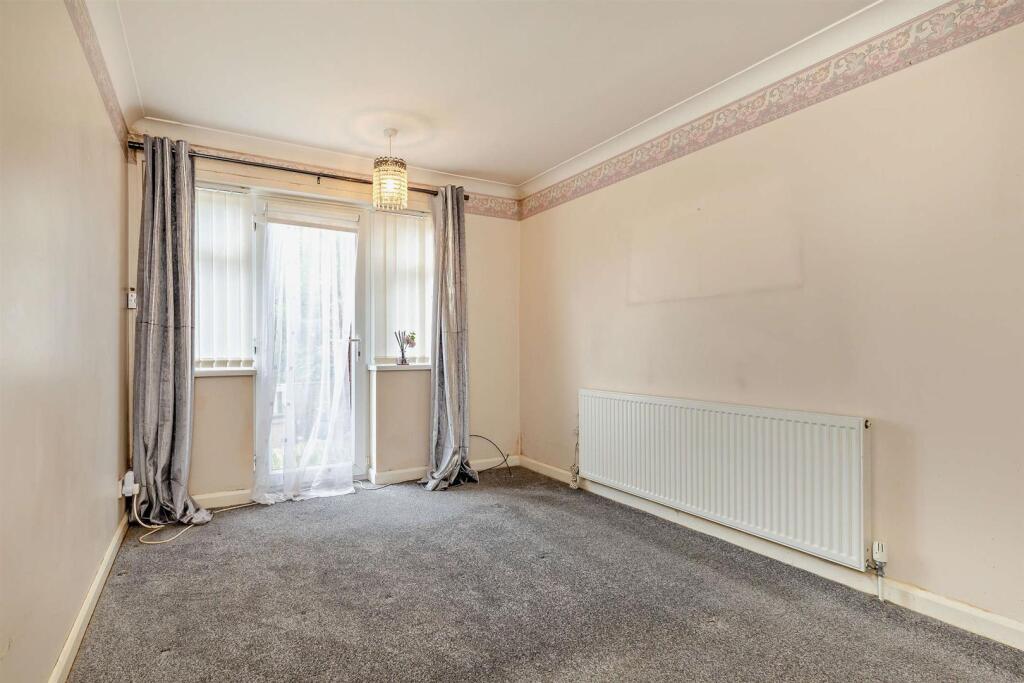 Larkhall Place, Mansfield - View 4