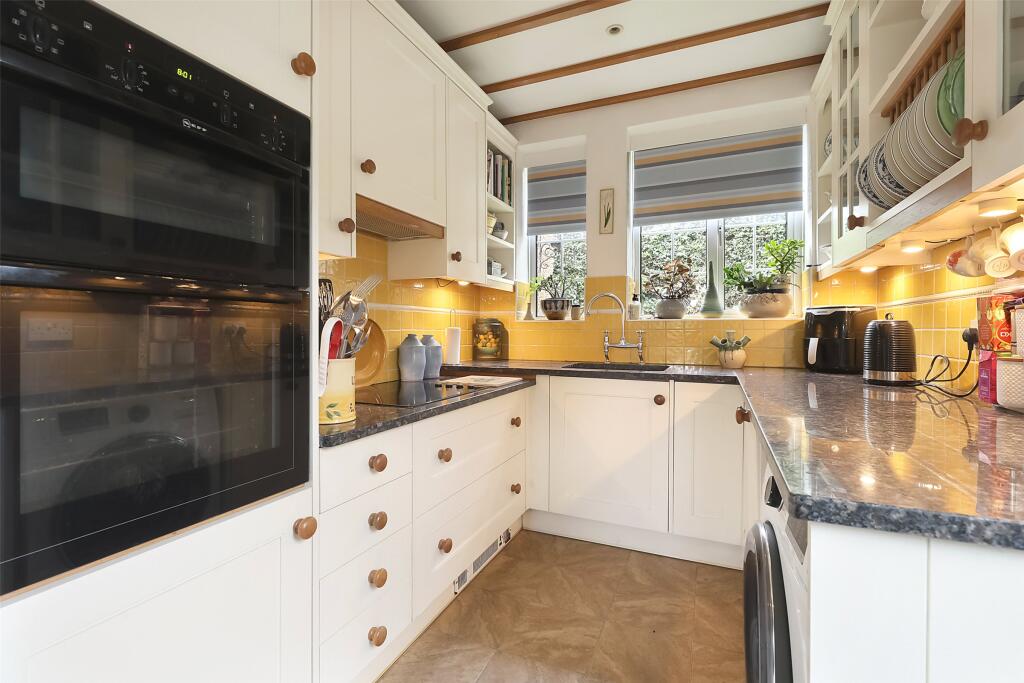 Josephine Close, Lower Kingswood, Tadworth, Surrey, KT20 photo 4