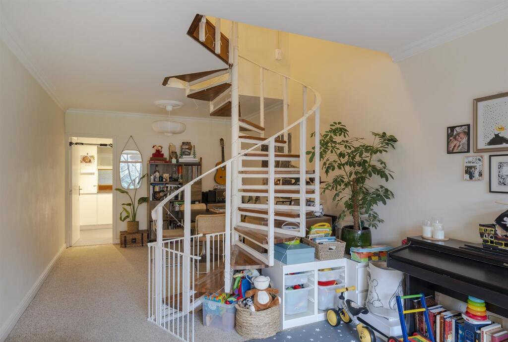 Apartment in London, Barbican Estate, City of London - View 4