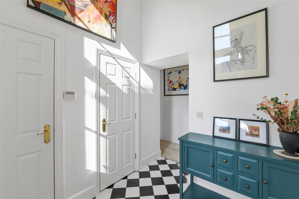 Apartment in Mole Valley, Leatherhead - View 2