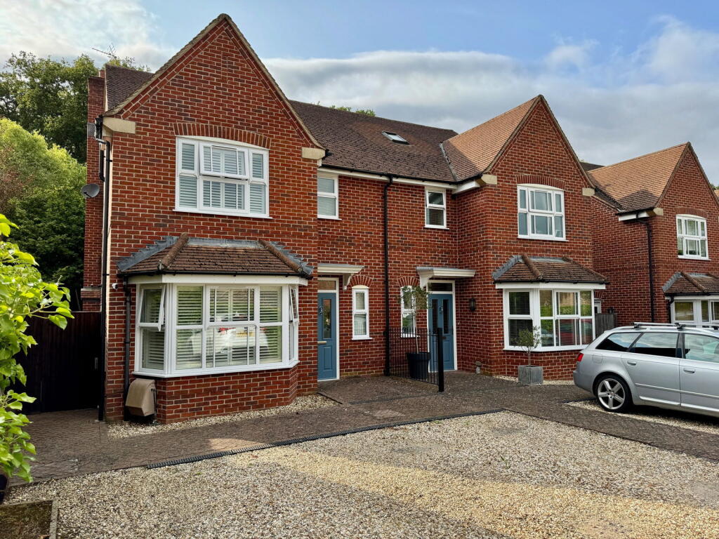 Main image of property: Faville Oaks Hampstead Norreys Road, Hermitage, Thatcham, RG18 9RZ