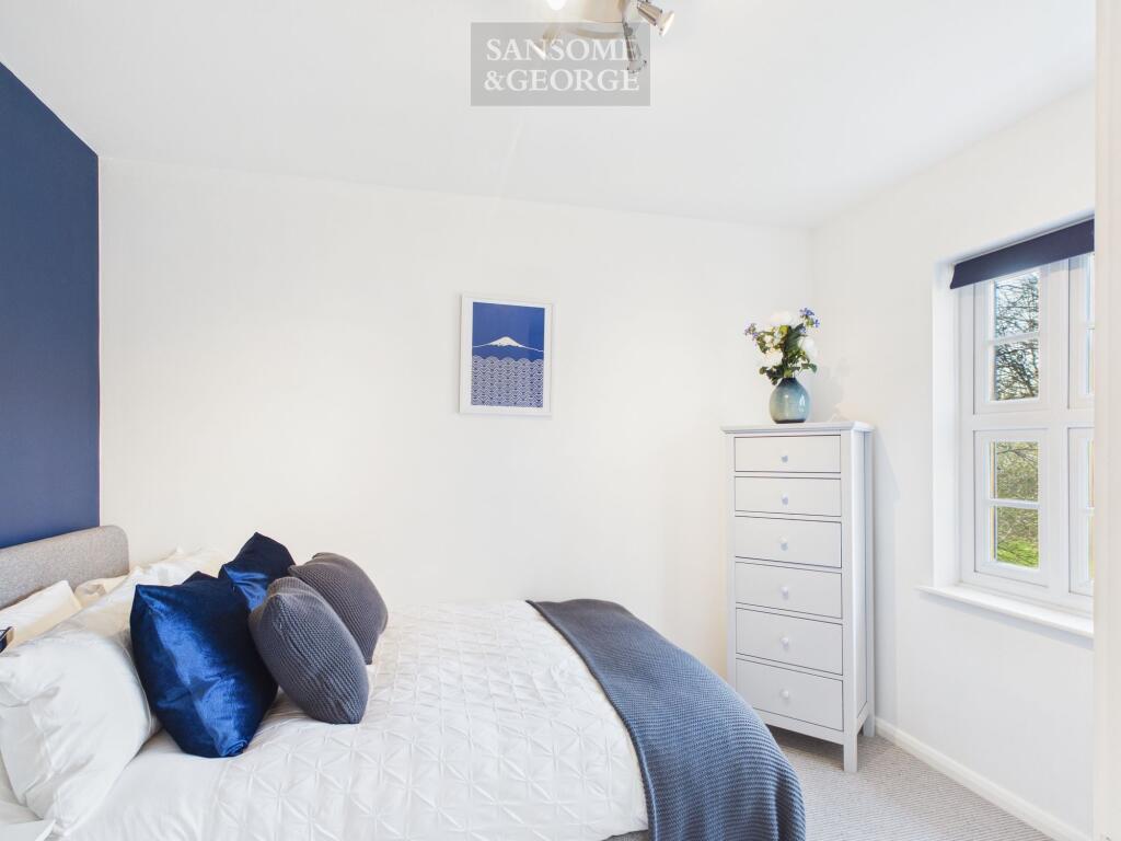 Holly Close, Bramley, RG26 photo 4
