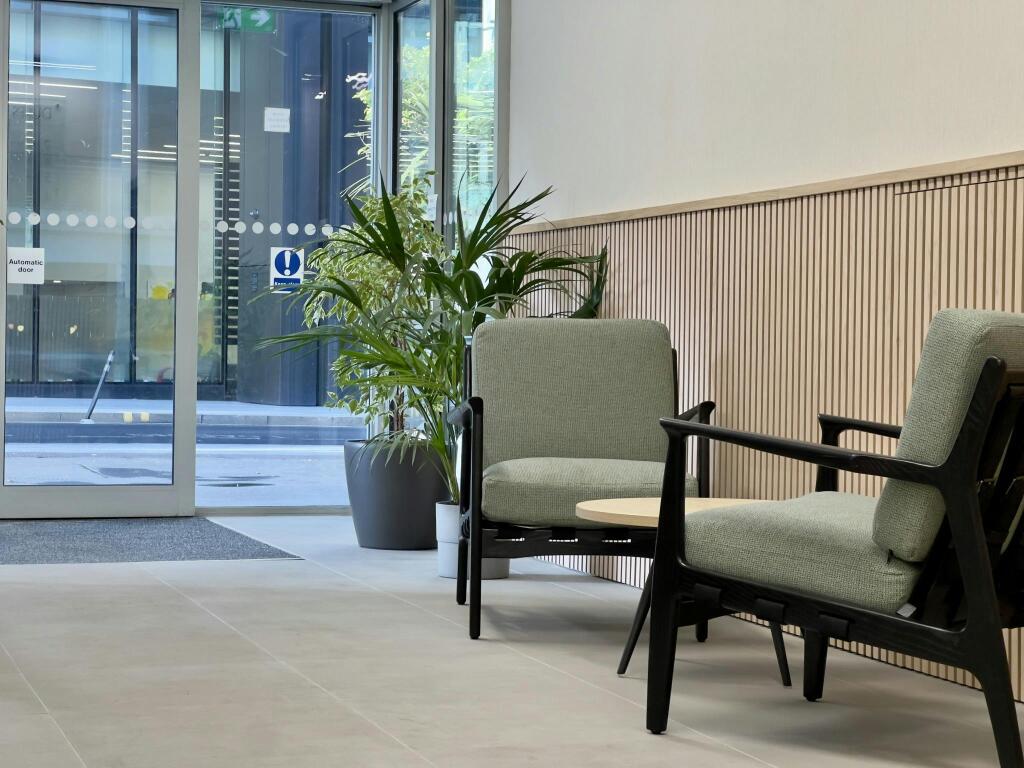 Dukes Place - Entrance seating