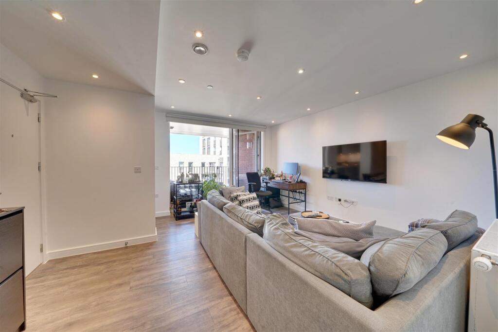 Apartment in London, Ponders End - View 5