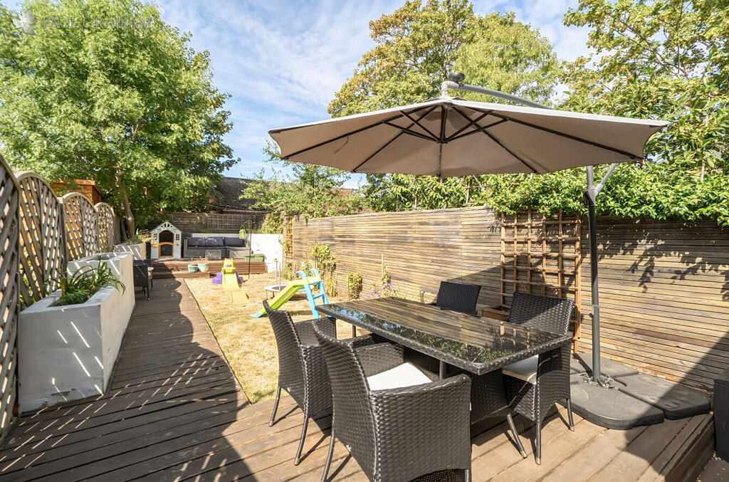 House in Sutton - View 3