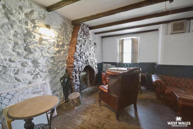 Bare/dining area