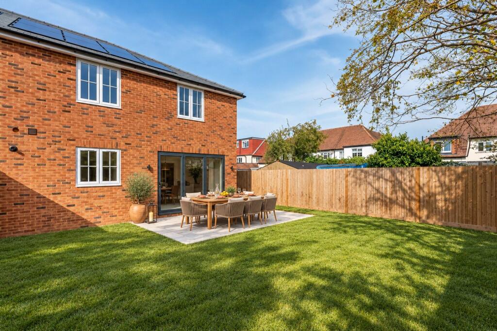 House in Chessington, Hook - More