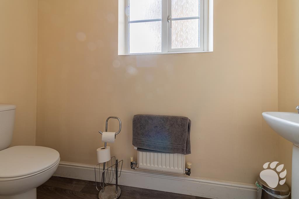 House in Basildon, Wickford - More
