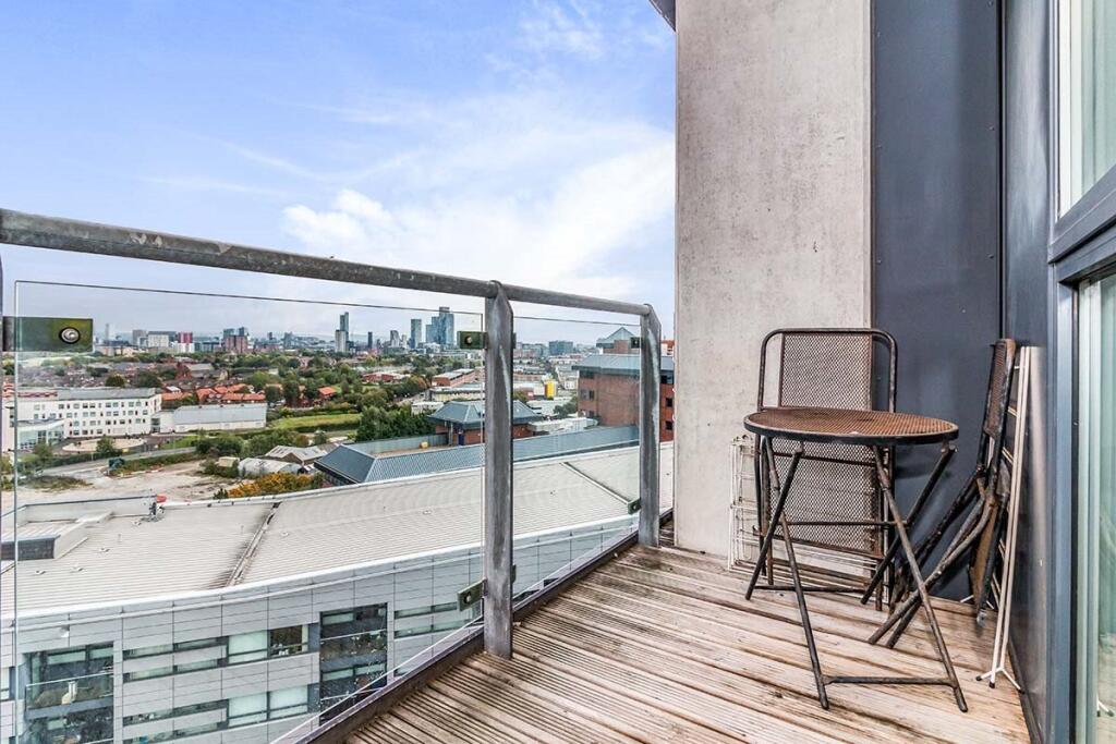 Apartment in Salford, Greater Manchester - View 3