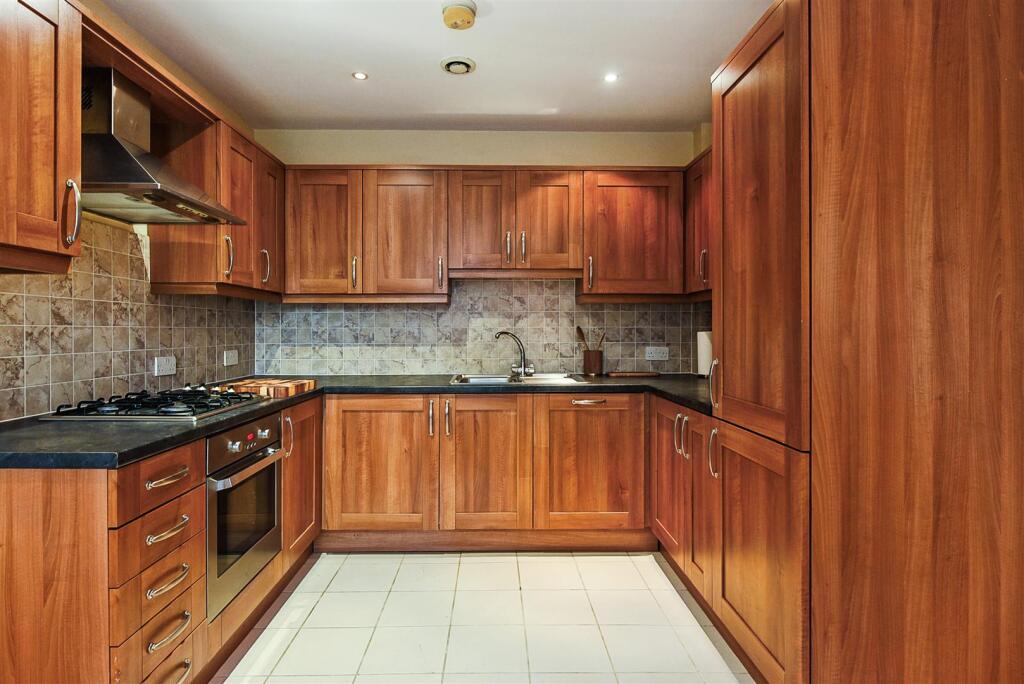 1-bed flat on The Square, Petersfield, £180,000