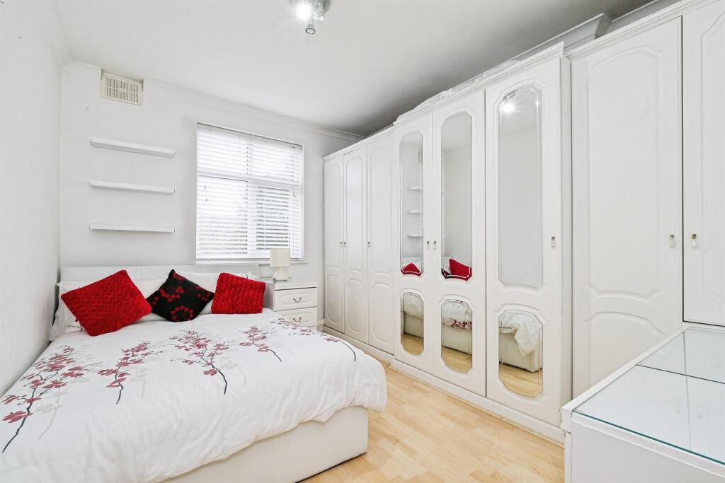 Hawthorn Avenue, Rainham - More