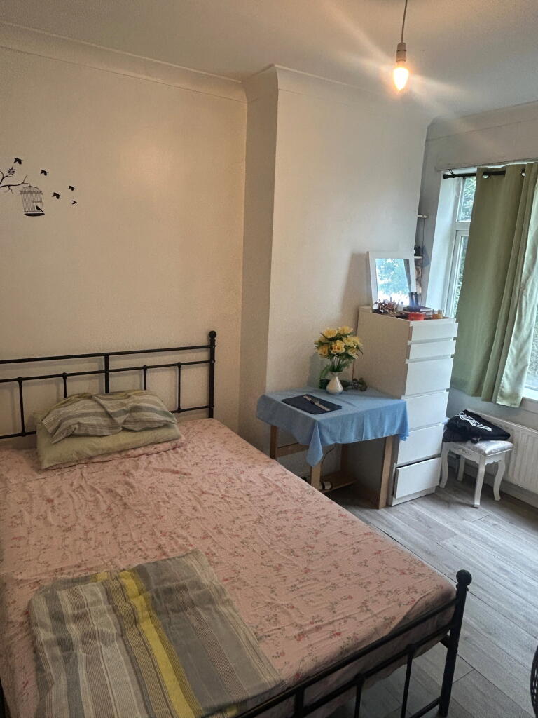 Apartment in Southall - More