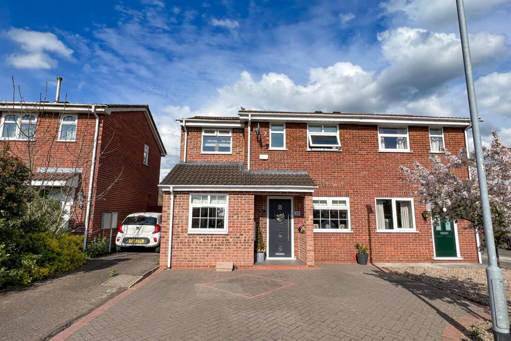 3-bed semi-detached on Highgrove Close, Stretton, Burton On Trent, £230,000