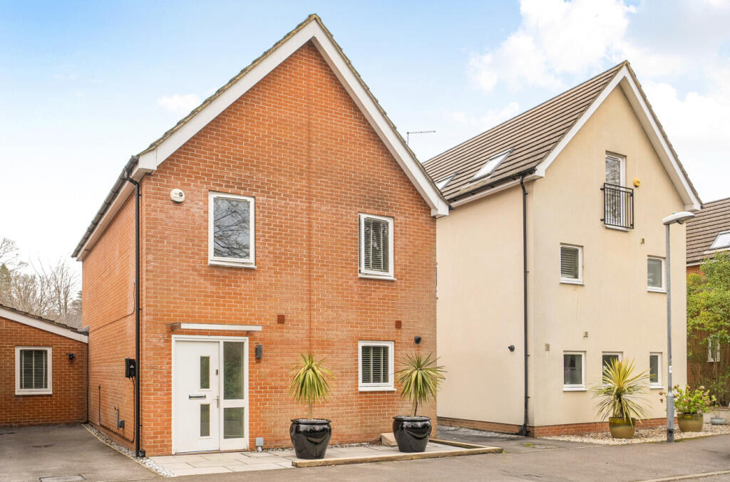 3-bed detached on Jaguar Lane, Bracknell, Berkshire, £500,000