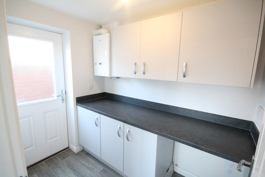 House in Crewe, Shavington cum Gresty - More