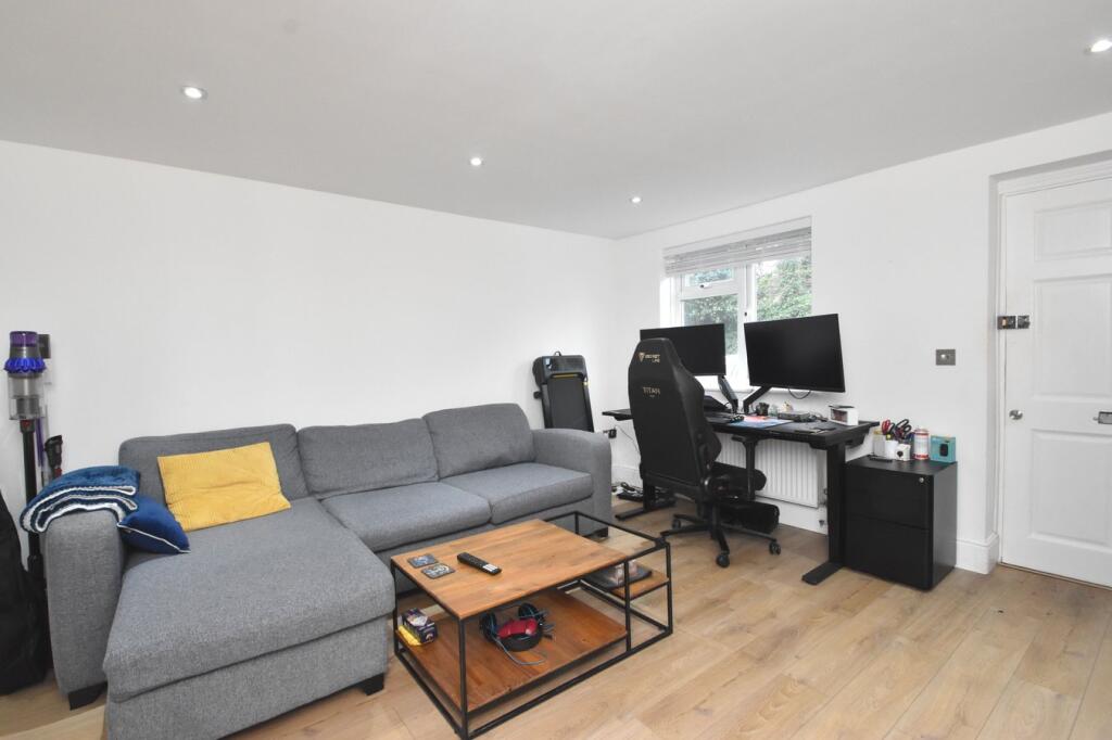 Vale Road, Weybridge, KT13 photo 4