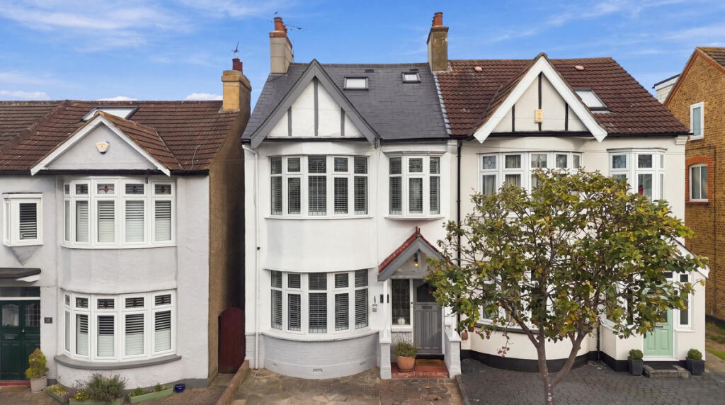4-bed semi-detached on Dundonald Drive, Leigh-on-sea, SS9, £650,000